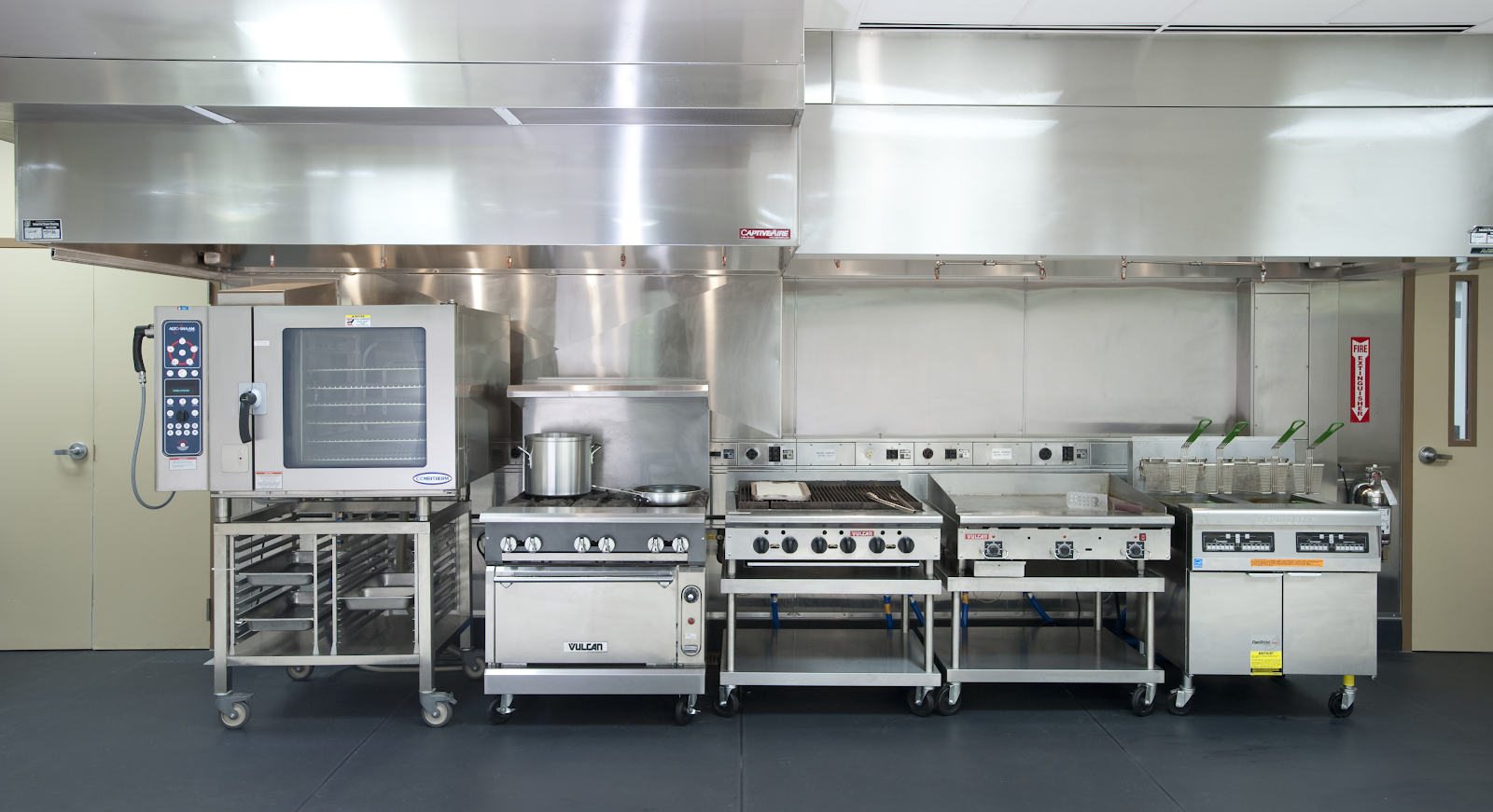Dụng cụ bếp công nghiệp cần có cho nhà hàng gồm những gì?